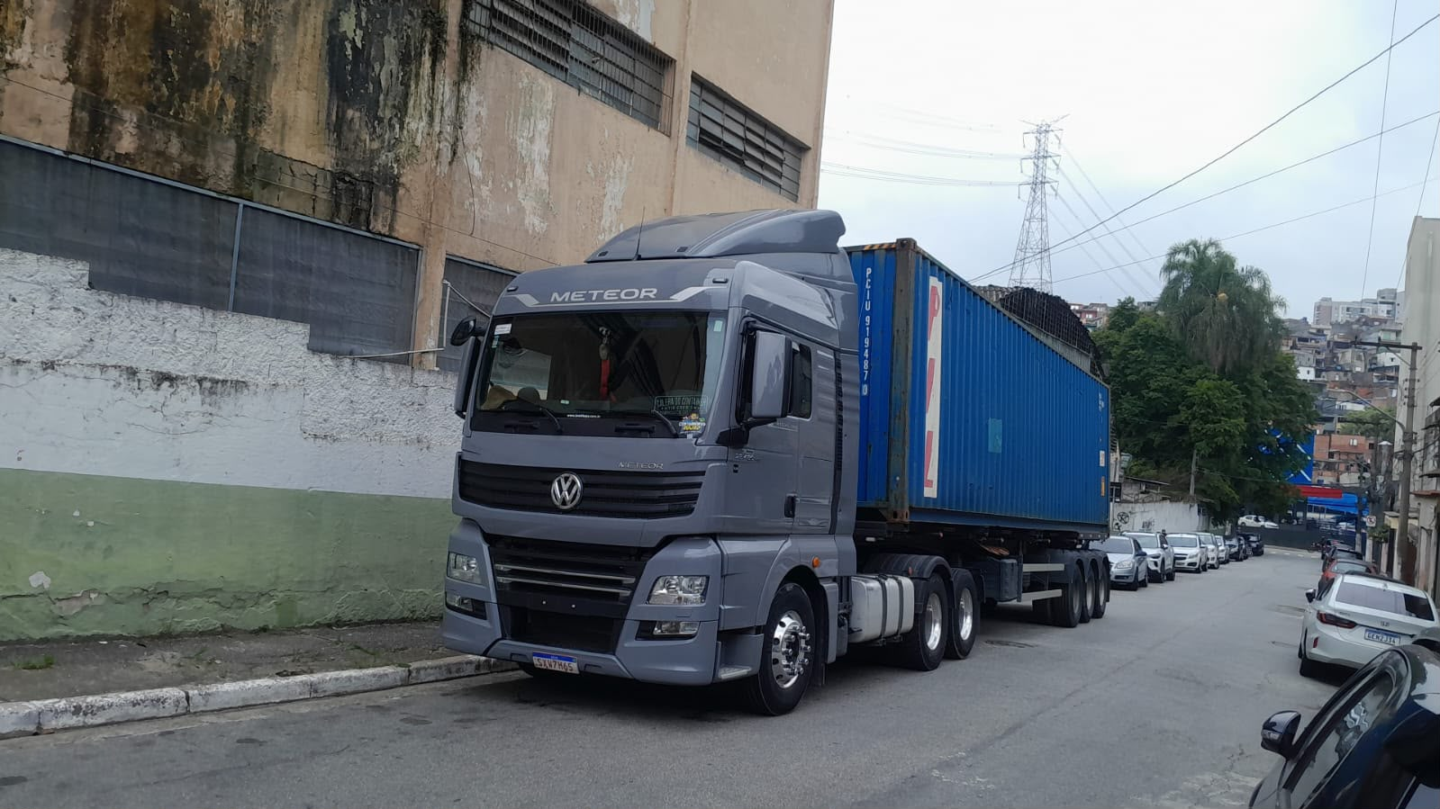 Caminhão da MRS Transportes com container azul em operação urbana
