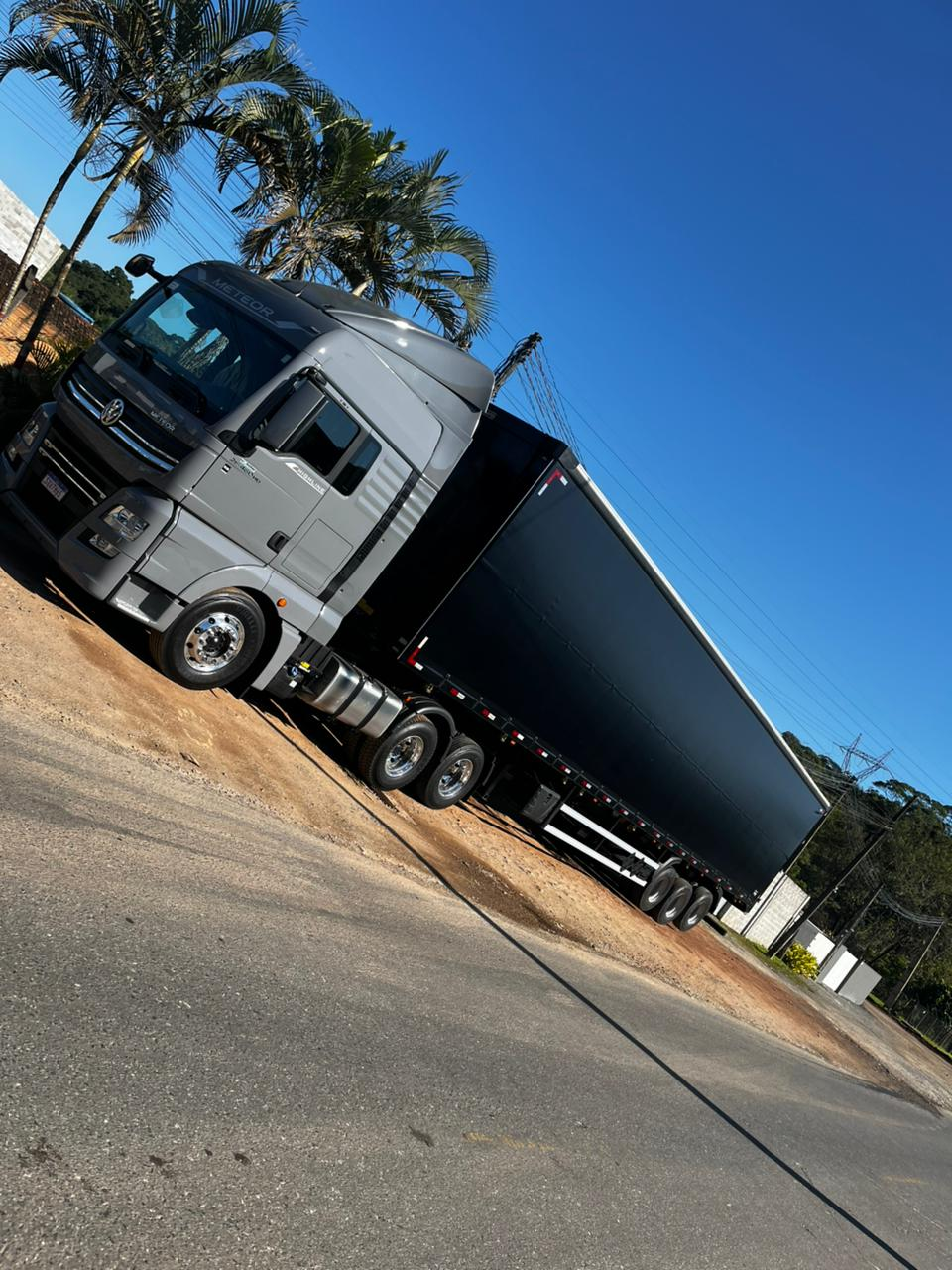 Cavalo mecânico da MRS Transportes acoplado a carreta lona preta